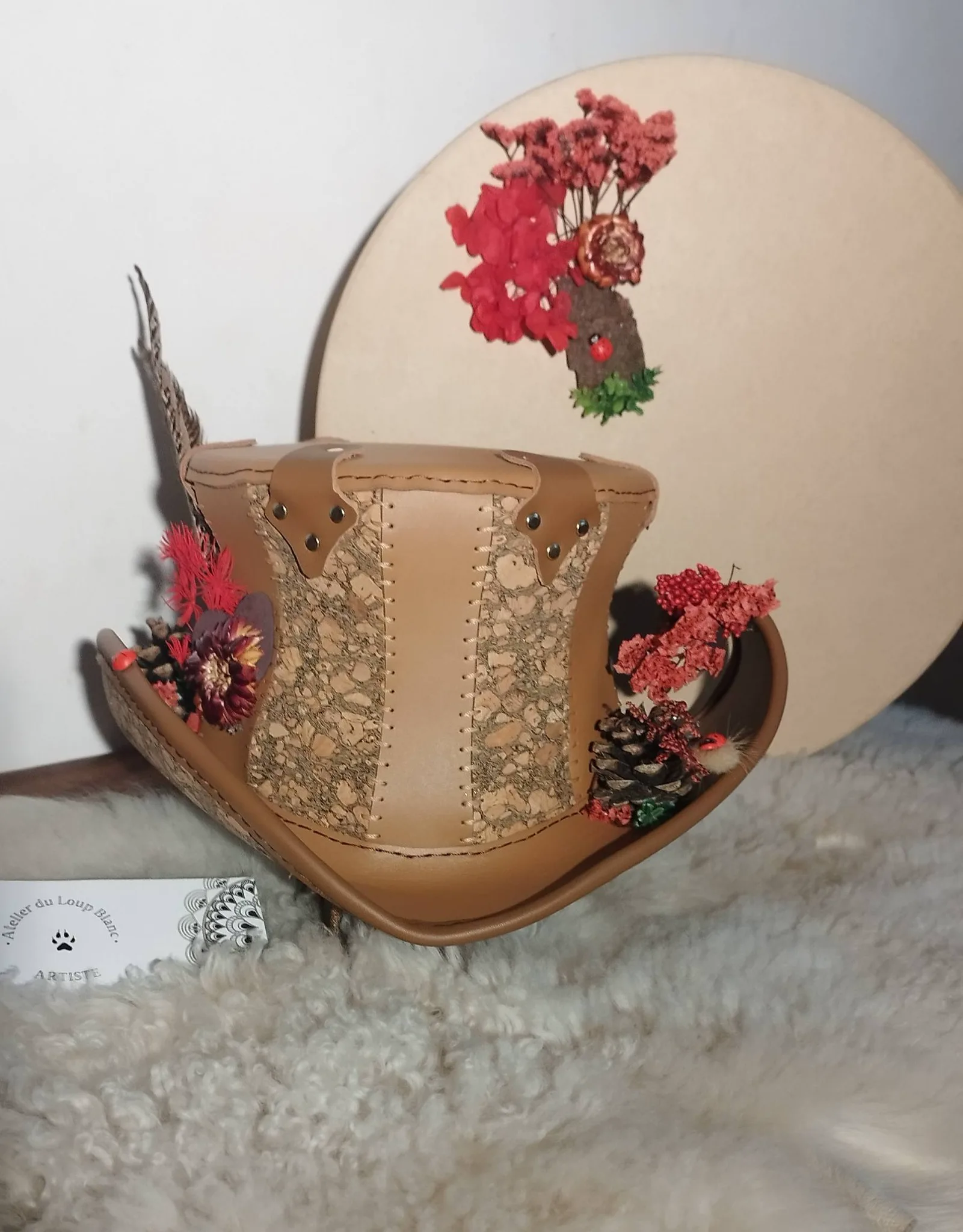 Chapeau en cuir fait main, L'Atelier du Loup Blanc